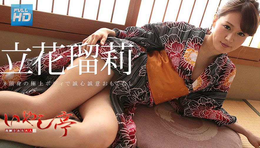 再婚伴侶的兒子（已成年）無法離開胸部，被迫讓我（媽媽）授乳搗蛋遊戲。 JULIA